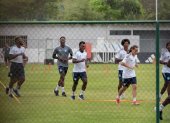 Jugadores de Emelec cumplen una sesión de entrenamiento en el Polideportivo Los Samanes.