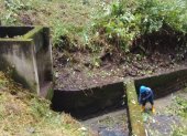 Limpieza de la estructura de captación en la quebrada Rumichaca.