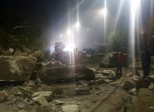 Las grandes rocas cayeron del talud y bloquearon el paso en la vía Baños - Puyo, en el sector de San Jorge.