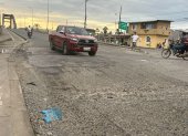 La vía presenta deterioro.