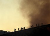 Los bomberos toman posiciones para luchar contra el incendio forestal de Kenneth en el barrio de Woodland Hills de Los Ángeles, California, Estados Unidos.