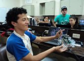 Accesos. Estudiantes de distintas carreras forman parte de clubes de robótica que se crean en las universidades