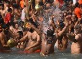 Participantes en el Kumbh Mela se bañan en el Ganges en 2021.