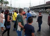 Una persona no vidente es ayudada por los usuarios en plena calzada para lograr subirse a un bus. Escenas como esta se registran a diario.
