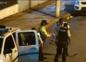 Agentes de la ATM y Policía Nacional detuvieron a un hombre al robar cables en el centro de Guayaquil.