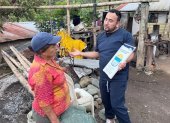Equipos del Municipio explican los trabajos de prevención con los moradores.