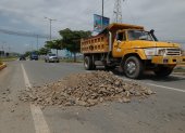 Ciudadanos denuncian que en varias ocasiones caen grandes cantidades de tierra a la vía, bloqueandola.