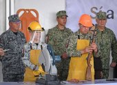 Un miembro del Ejército mexicano destruye un rifle durante el lanzamiento del programa "Sí al Desarme, Sí a la Paz".