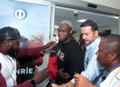 Felipe Caicedo en su llegada al aeropuerto José Joaquín de Olmedo, de Guayaquil.