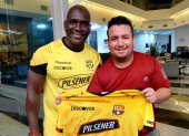 La firma del entrenador Segundo Castillo fue la primera que consiguió el hincha Leandro Pinargote para su camiseta del centenario.