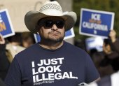 Un hombre con una camiseta en la que se lee "Solo parezco ilegal", durante una manifestación en protesta contra las propuestas que está discutiendo la Administración entrante de Donald Trump.