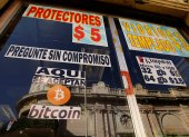 Criptomoneda.- Fotografía de un negocio que acepta pagos en criptomoneda, hoy, en San Salvador (El Salvador). El Salvador cumple este martes tres meses desde la implementación del bitcóin como moneda de pago junto al dólar estadounidense, en medio de las expectativas generadas por el anuncio de la construcción de lo que se prevé sea la primera "cuidad bitcóin" del mundo. EFE/ Rodrigo Sura