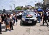 Despedida. Familiares y ciudadanía en general participaron en una caravana fúnebre en honor a Eber Ponce.