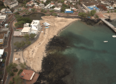 Vista panorámica de la playa Los Marinos, en San Cristóbal, Galápagos.