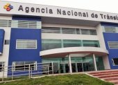 La ANT se encarga de planificar, regular y controlar el transporte terrestre, el tránsito y la seguridad vial.