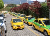Distintivo. El taxi rural amarillo con verde no podía recoger pasajeros dentro del área urbana de Quito.