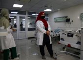 La estudiante afgana de enfermería y obstetricia Shakila Nouri practica enfermería y obstetricia en un hospital privado en Kabul.