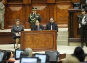 La ministra del Interior Mónica Palencia y detrás de ella Lyonel Calderón, su delegado para el Isspol