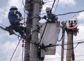 La Empresa Eléctrica Quito señaló que su personal acudió a las subestaciones desde donde se generaba el corte de luz.