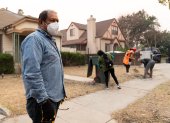 Jornaleros indocumentados durante una jornada de remoción de árboles caídos en las zonas afectadas por los fuertes vientos y los mortales incendios en Los Ángeles.