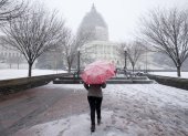 Una mujer en medio de la nieve frente al Capitalio, el 05 de marzo de 2015.