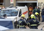 BENETÚSSER (VALENCIA), 18/01/2025.- Efectivos de la Guardia Civil y del cuerpo de Bomberos en el acceso al garaje este sábado después de que una persona muriera y otra resultara herida al derrumbarse la escalera del garaje de un edificio situado en el municipio valenciano de Benetússer, uno de los afectados por la dana del pasado 29 de octubre. EFE/ Ana Escobar