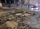 FOTODELDÍA  KIEV (UCRANIA) , 18/01/2025.- Personal de emergencias trabaja en la zona deldistrito de Shevchenkivski tras el ataque de Rusia con misiles balísticos, este sábado, en Kiev que ha causado al  menos cuatro muertos- EFE/EPA/SERGEY DOLZHENKO