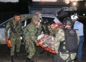 AME1971. EL TARRA (COLOMBIA), 16/01/2025.- Fotografía cedida por la Brigada 30 del Ejército Nacional de Colombia de integrantes del de las Fuerzas Militares trasladando a una persona herida este jueves, en El Tarra (Colombia). La violencia estalló este jueves entre la guerrilla del Ejército de Liberación Nacional (ELN) y el Estado Mayor Central (EMC), una de las disidencias de las antiguas FARC, en la convulsa región del Catatumbo, en el noreste de Colombia, donde se cobró la vida de por lo menos cuatro firmantes del acuerdo de paz. EFE/ Brigada 30 del Ejército Nacional /SOLO USO EDITORIAL/SOLO DISPONIBLE PARA ILUSTRAR LA NOTICIA QUE ACOMPAÑA (CRÉDITO OBLIGATORIO)