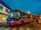 Transporte. El primer trole Yutong 100 % eléctrico de Quito llegó ayer y fue desembarcado en El Recreo.
