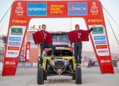 El ecuatoriano Sebastián Guayasamín (d) y su copiloto, el argentino Fernando Acosta, posan orgullos en la linea de meta con sus ponchos tras terminar el Dakar.