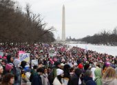 Washington (United States), 18/01/2025.- Participants in the People"s March, a rally opposing the incoming Trump administration, march to the Lincoln Memorial in Washington, DC, USA, 18 January 2025. The rally comes two days before the inauguration of President-elect Donald Trump, who defeated Joe Biden to become the 47th president of the United States. (Estados Unidos) EFE/EPA/ALLISON DINNER