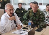 El ministro de Defensa de Colombia, Iván Velásquez (i), habla durante una reunión con autoridades regionales y la cúpula Militar y de Policía.