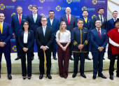 La foto de los 16 candidatos en el debate presidencial 2025.