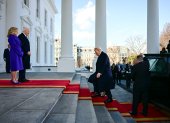 El presidente Joe Biden y la primera dama Jill Biden saludan al presidente electo Donald Trump cuando llega a la Casa Blanca en Washington, DC, el 20 de enero de 2025