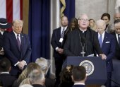El cardenal Timothy Dolan, arzobispo de Nueva York, pronuncia la invocación durante la ceremonia de inauguración antes de que Donald Trump (izq.) preste juramento.