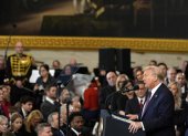 El presidente Donald Trump (R) pronuncia su discurso inaugural durante la 60ª inauguración presidencial en la rotonda del Capitolio en Washington, DC, EE.UU., el 20 de enero de 2025.