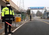 Agentes de policía hacen guardia frente al Centro de Detención de Seúl en Uiwang, a 25 kilómetros al sur de Seúl, donde se encuentra encarcelado el presidente arrestado, Yoon Suk Yeol.