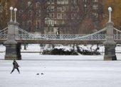 Un niño juega hockey en la laguna helada del Boston Public Garden en Boston, Massachusetts, EE.UU., el 21 de enero de 2025.