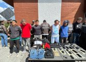 Se detuvo a seis personas. La Policía encontró tres armas de fuego, radios de intercomunicación y dinero en efectivo.