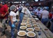 Personas preparan alimentos para desplazados por la violencia en el Catatumbo este martes, en Cúcuta (Colombia).