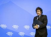El presidente de Argentina, Javier Milei, asiste a una mesa redonda en la 55ª reunión anual del Foro Económico Mundial (FEM), en Davos, Suiza, el 23 de enero de 2025.