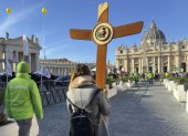 Los peregrinos llegan a la plaza de San Pedro en el Vaticano acompañados de uno de los voluntarios del Dicasterio para la Evangelización.
