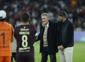 El exentrenador Edgardo Bauza recibió un reconocimiento en la Noche Blanca.