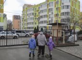 Yulia Timoshenko y sus dos hijas caminan cerca de su apartamento en Irpín.