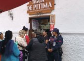 Bebida. Decenas llegan al local "Agua de pitima" para refrescarse con el preparado.