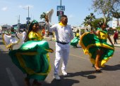 1. Desfile. Delegaciones propias y de otros cantones de la provincia de Santa Elena también participaron con bailes típicos y vestimentas.