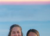 Descubre cómo Krizia y Sofía crearon Raya Sisters, un proyecto único que une yoga, surf y actividades de crecimiento personal para mujeres