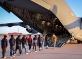 Polémica: La Casa Blanca publicó el pasado viernes fotografías de la tripulación de migrantes deportados en aviones procedentes de ese país. Estaban encadenados y esposados.
