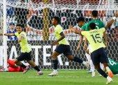 Jugadores de Ecuador celebran un gol ante Bolivia en el primer partido.