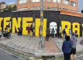 Foto panorámica de integrantes de colectivos artísticos pintando un grafiti este viernes en Bogotá (Colombia).